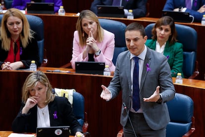 El portavoz socialista Juan Lobato interviene durante el pleno de la Asamblea de Madrid.