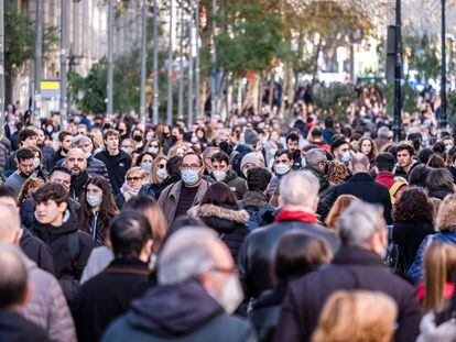 Ciudadanos con mascarilla paseando por las calles de la zona de Portal d'Angel, Barcelona, el pasado 6 de diciembre.