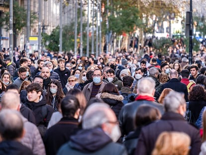 Ciudadanos con mascarilla paseando por las calles de la zona de Portal d'Angel, Barcelona, el pasado 6 de diciembre.