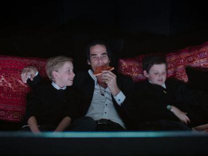 Nick Cave con sus hijos en un fotograma del documental '20.000 días en la Tierra'. Arthur, a la izquierda.
