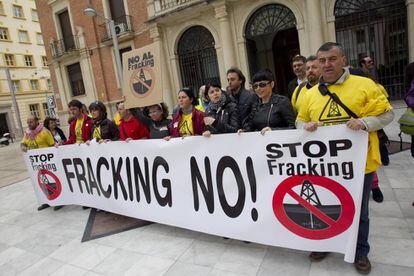 Concentraci&oacute;n contra el &quot;fracking&quot; ante la Diputaci&oacute;n de Castell&oacute;n