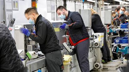 Varios operarios de SEAT trabajan en la cadena de montaje de los respiradores que SEAT está fabricando. 