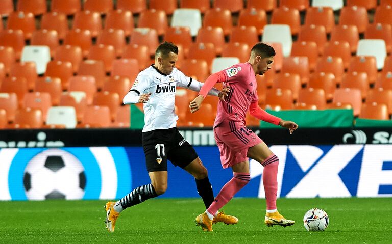 Fede Valverde protege el balón ante Denis Cheryshev este domingo en Mestalla en el partido entre el Valencia y el Madrid.