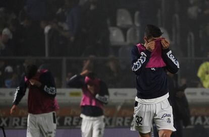 Los jugadores del Gimnasia se protegen los ojos de los gases lacrimógenos. El partido que jugaban Gimnasia y Boca Juniors, fue suspendido a los nueve minutos después de que el humo de los gases lacrimógenos lanzados por la policía en uno de los accesos del estadio Carmelo Zerillo invadieran las gradas y el campo de juego.