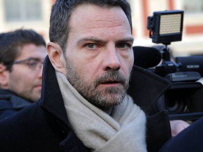 J&eacute;r&ocirc;me Kerviel, el &#039;br&oacute;ker&#039; franc&eacute;s junto al Palacio de Justicia de Par&iacute;s. 