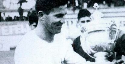 Eduardo Dapena Lis, 'Cholo', recibe un trofeo, durante su época de jugador del Pontevedra CF.