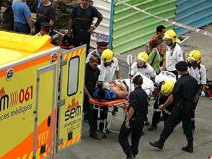 La ambulancia traslada al hospital al único trabajador rescatado con vida.
