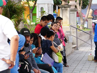 Unos vecinos en Ejutla (Oaxaca) uno de los municipios que han vuelto a la normalidad.