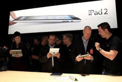 Primer contacto de los periodistas con el iPad 2 tras la presentación de la tableta realizada por Steve Jobs.