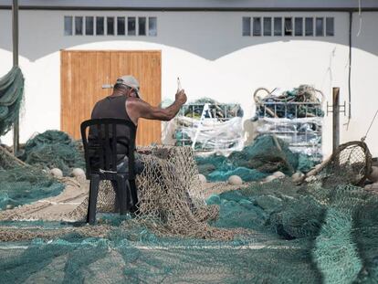 Pescadores en el Puerto de Barcelona.