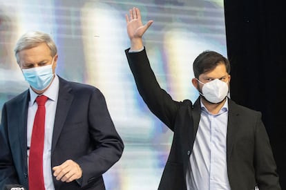 José Antonio Kast y Gabriel Boric, este viernes en el primer debate presidencial.
