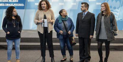 Hernando, al micrófono, junto a los acogidos y la directora en Euskadi de la Comisión Española de Ayuda al Refugiado.
