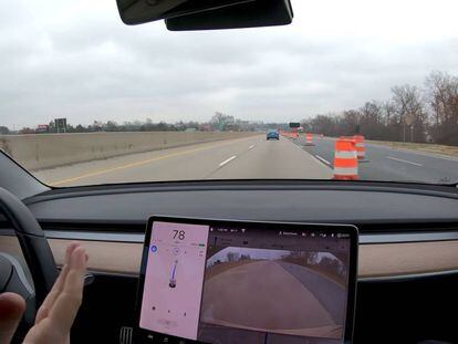 Así esquiva un Tesla con autopilot los conos en carretera (vídeo)