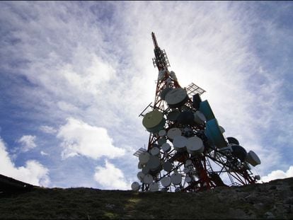 Torre de comunicaciones en la Higa de Monreal, en Navarra.