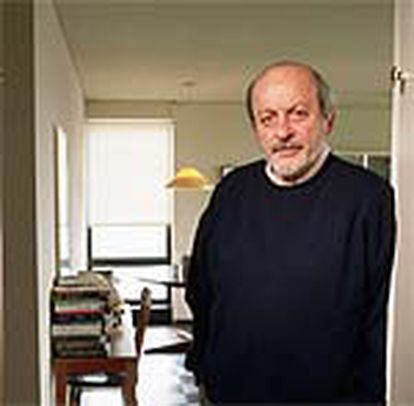 El escritor E. L. Doctorow posa en su apartamento en Nueva York en 1994.