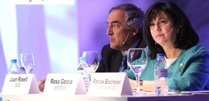 Juan Rosell, presidente de la CEOE, y Rosa Garc&iacute;a, presidenta de Siemens Espa&ntilde;a, ayer en Madrid.