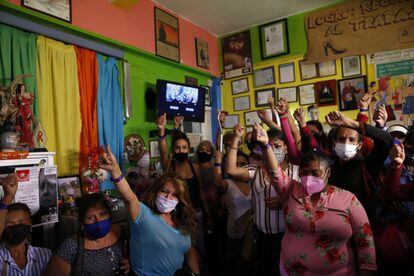 Trabajadoras sexuales alzan el puño durante un encuentro virtual a nivel nacional para promover sus derechos organizado por la Brigada Callejera. Según la organización, al menos 50 trabajadoras sexuales han fallecido por la covid-19.