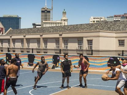 En la imagen, unos chicos juegan un partido de baloncesto en Ciudad del Cabo a mediados de diciembre de 2020.