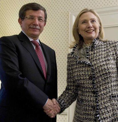 La secretaria de Estado, Hillary Clinton, estrecha la mano del ministro de Exteriores turco, Ahmet Davutoglu.