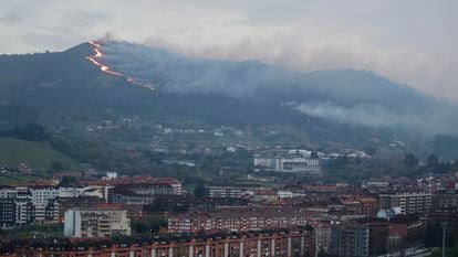El fuego, este viernes en el monte Naranco, a las afueras de la ciudad de Oviedo.