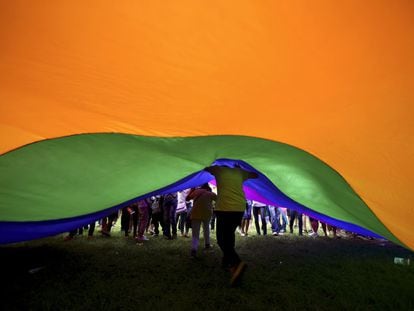Bandera arco iris en una manifestación del Orgullo Gay en Hanoi, Vietnam.