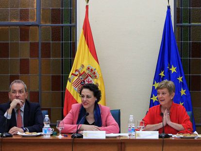 La ministra Magdalena Valerio (centro), con su equipo este martes en Madrid.