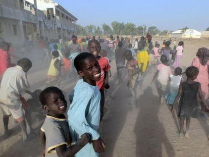 Ni&ntilde;os juegan en un campo de desplazados en el estado nigeriano de Adamawa, el pasado 15 de enero.