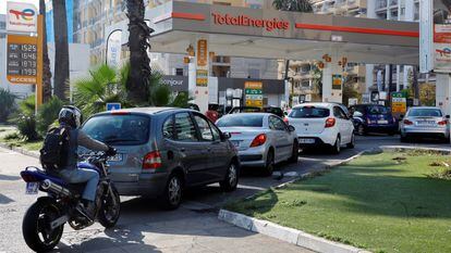 Vehículos esperan en una gasolinera TotalEnergies en Niza, el lunes. 