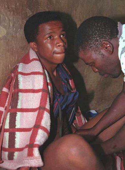 Circuncisión ritual de un joven xhosa en Suráfrica.