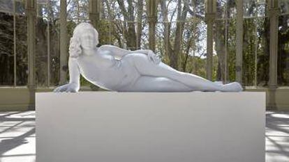 'Mujer recostada', una de las piezas de Charles Ray expuestas en el Palacio de Cristal.