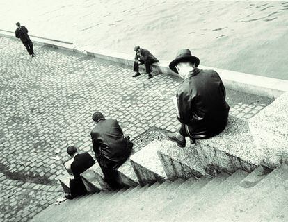 'Three men sitting on the steps beside the Seine', 1931.