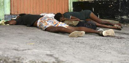 Dos cadáveres yacen en las calles de San Salvador de Bahía.