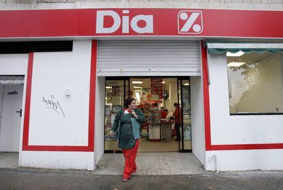 Una trabajadora sale de un supermercado Dia en Madrid