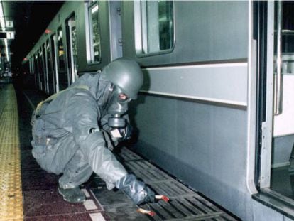 El ej&eacute;rcito limpi&oacute; el metro de Tokyo tras el ataque terrorista con gas sar&iacute;n en 1995. 