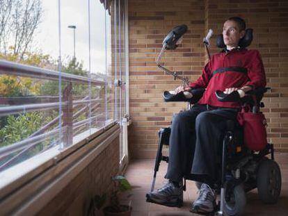 Javier Gomez Herrero en su casa adaptada, en Zaragoza.