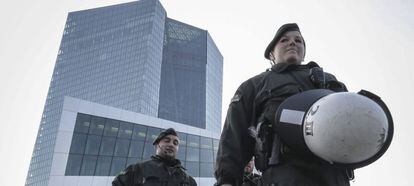 Policías antidisturbios caminan frente a la nueva sede del Banco Central Europeo (BCE) que ha sido acordonada para impedir el paso de manifestantes durante una protesta en Fráncfort (Alemania) hoy