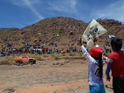 Dos ni&ntilde;os bolivianos agitan una bandera del Dakar 