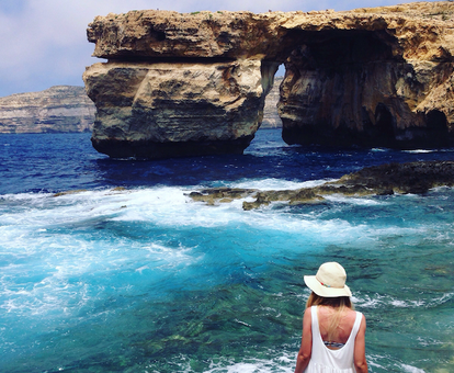 Malta. A pesar de que Europa está a la cabeza, habiendo convertido el toples en símbolo de libertad sexual con el impulso de las francesas en la Costa Azul -mención especial para Brigitte Bardot-, el toples está en horas bajas en el continente. Del 29% de francesas que aseguraban practicarlo con regularidad en sus playas, la cifra ha disminuido a un 19% en los últimos tres años, según ha revelado un estudio reciente del Instituto Francés de Opinión Pública. Entre los motivos para dejar de hacerlo están el miedo a ser acosadas u observadas y a que las fotografías acaben en internet; lo que demuestra la fuerte carga sexual que sigue teniendo el cuerpo femenino desnudo en el imaginario colectivo. Pero ni las maltesas, ni la cantidad de turistas que acuden a sus costas en busca de sol y playa, pueden siquiera elegir. El país lo considera nudismo y lo prohibe en sus espacios públicos (playas incluidas) con multas severas.