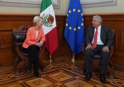 López Obrador conversa con Von der Leyen, el viernes en el Palacio Nacional de México.