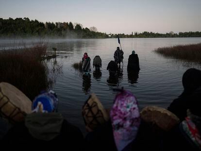 Mapuche people take a ceremonial dip in Lake Rupanko during a purification ritual marking We Tripantu, the Mapuche new year, in the Corayen community of Los Rios, southern Chile, on Tuesday, June 21, 2022. We Tripantu is one of the most sacred holidays for the Mapuche, Chile's largest Indigenous group. (AP Photo/Rodrigo Abd)