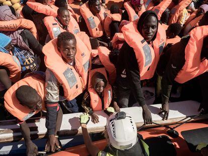 Un grupo de personas abordaban en el barco Ocean Viking, de la ONG SOS Mediterranée y uno de los que está a la espera de amarrar en Italia, el 25 de octubre.