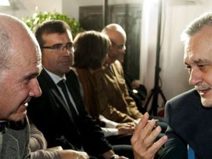 El secretario general del PSOE andaluz, Jos&eacute; Antonio Gri&ntilde;&aacute;n, conversa con el expresidente Manuel Chaves. 