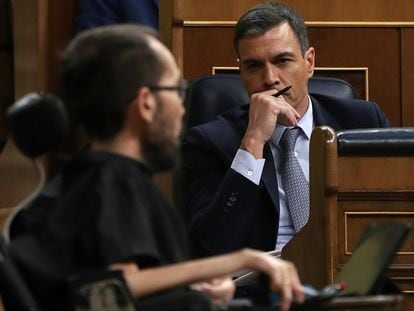 Pedro Sánchez escucha a Pablo Echenique, este martes durante la primera jornada del debate.