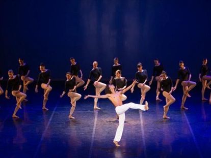 Una imagen del Béjart Ballet Lausanne en '7 danses grecques'.