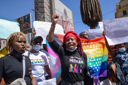 Des manifestants brandissent des banderoles et scandent des slogans lors d'une manifestation pour les droits des LGBTI à Nairobi, au Kenya.