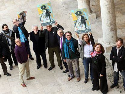 Organizadores y coordinadores de Mostra Viva en La Nau, con el cartel dise&ntilde;ado por Jos&eacute; Morea.  