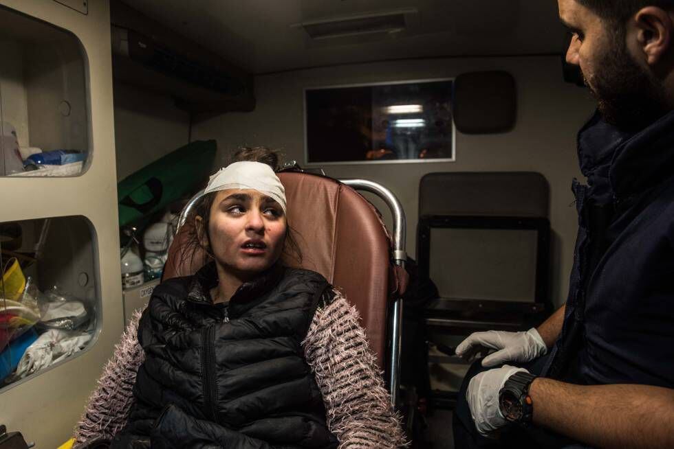 Dumoo Akael, de 12 años, es trasladada en una ambulancia de la Defensa Civil libanesa a un hospital de Beirut el pasado 18 de enero