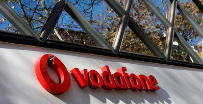 El logo de Vodafone en una de sus sedes. 