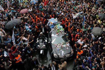 El vehículo con los restos mortales del ex presidente argentino Néstor Kirchner encuentra dificultades para avanzar debido al gran número de personas que se acerca al coche fúnebre