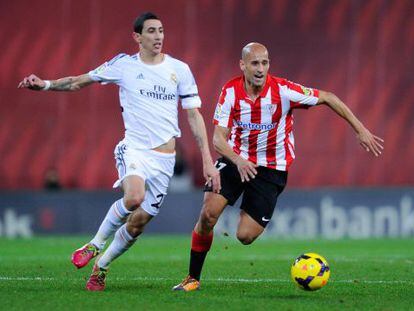 Di Mar&iacute;a pelea el bal&oacute;n con Mikel Rico. 